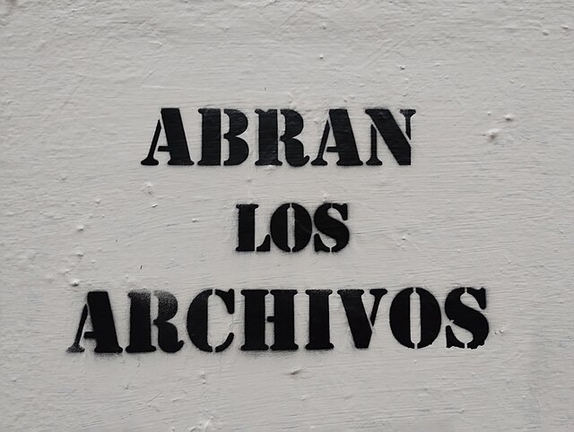 Stencil_en_Avenida_de_Mayo_(CABA)